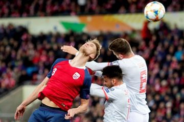 Soccer Football - Euro 2020 Qualifier - Group F - Norway v Spain - Ullevaal Stadium, Oslo, Norway - October 12, 2019. Norway's Kristoffer Ajer fights for the ball against Spain's Saul Niguez. NTB Scanpix/Tore Meek via REUTERS ATTENTION EDITORS - THIS IMAG