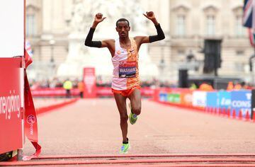 El octavo maratoniano más rápido de siempre... y una marca que 'solo' le sirvió a Wasihun para ser tercero en Londres el pasado año. También estuvo en 2019 en el Mundial de Qatar, pero el etíope no pudo con las duras condiciones climatológicas de Doha.