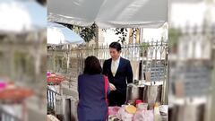 Embajador de Japón en México, salió a dar tamales en Reforma