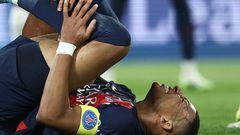 Paris Saint-Germain's French forward #07 Kylian Mbappe suffers an injury after colliding into a goalpost during the French L1 football match between Paris Saint-Germain (PSG) and OGC Nice at The Parc des Princes Stadium in Paris on September 15, 2023. (Photo by FRANCK FIFE / AFP)