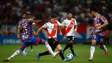 FORTALEZA, BRAZIL - MAY 05: Julián Álvarez of River Plate fights for the ball with Marcelo Benevenuto of Fortaleza during a match between Fortaleza and River Plate as part of Copa CONMEBOL Libertadores 2022 at Arena Castelão on May 05, 2022 in Fortaleza, Brazil. (Photo by Wagner Meier/Getty Images)