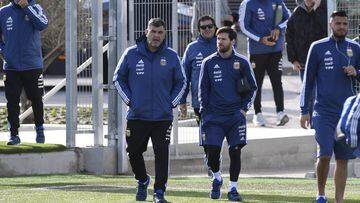 Messi entrando en el entrenamiento de la Selección Argentina en la Ciudad Deportiva del Real Madrid. 