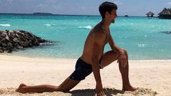 Novak Djokovic realizando estiramientos.