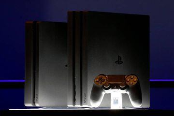 Modelo de Playstation 4 Pro expuesto en el evento de su lanzamiento.