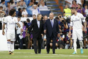 Paco Gento and Raymond Kopa take the honorary kick-off before the Trofeo Bernabeu meeting with Stade Reims. Auguest 2016.