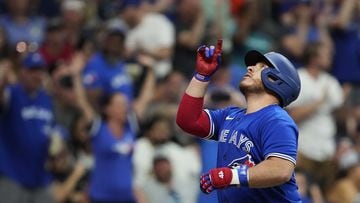 Toronto Blue Jays catcher Alejandro Kirk wins Silver Slugger for