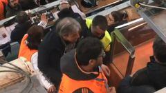 Agentes de la seguridad privada del Estadio Santiago Bernab&eacute;u desalojan a un periodista italiano de la tribuna de prensa en el Real Madrid-Juventus.