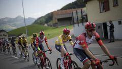 El ciclista danés Mattias Skjelmose rueda con el maillot de líder en la Vuelta a Suiza 2023.