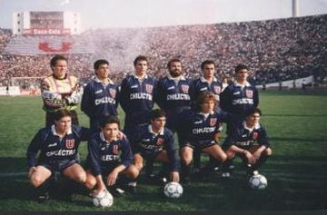1994: Los auspicios ya comenzaban a ser parte importante de las camisetas y la U no se quedó atrás. Esta es la del campeonato después de 25 años sin festejos. 