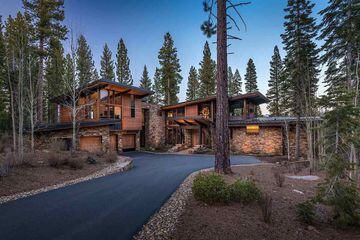 Eddy Cue, máximo responsable de servicios de la tecnológica norteamericana, pone a la venta su impresionante casa del Lago Tahoe por 10 millones de euros.
