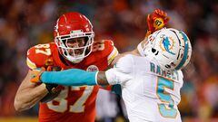 KANSAS CITY, MISSOURI - JANUARY 13: Travis Kelce #87 of the Kansas City Chiefs stiff arms Jalen Ramsey #5 of the Miami Dolphins during the third quarter in the AFC Wild Card Playoffs at GEHA Field at Arrowhead Stadium on January 13, 2024 in Kansas City, Missouri.   David Eulitt/Getty Images/AFP (Photo by David Eulitt / GETTY IMAGES NORTH AMERICA / Getty Images via AFP)
