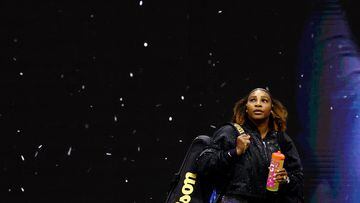 Serena Williams, apareció en la Arthur Ashe como un superheroína, con una capa de lentejuelas doradas en mitad de un estruendo impresionante de los casi 24.000 espectadores que abarrotaron la pista de tenis más grande del mundo.