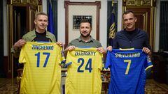 This handout photograph released by United24 on July 26, 2023, shows Ukranian international footballer Alex Zinchenko (L) and former Ukrainian international footballer Andriy Shevchenko (R) as they pose with Ukranian President Volodymyr Zelensky (C) in Kyiv on May 30, 2023. Arsenal defender Oleksandr Zinchenko says he only had to look into the eyes of Ukrainian children who lived under Russian occupation in a village to find the motivation to raise money to rebuild their school. Zinchenko and Shevchenko have combined with the charity United24 to organise an all star match at one of the latter's former clubs Chelsea's Stamford Bridge on August 5, to raise funds for the reconstruction of a damaged school in Mykhailo-Kotsyubinsk. (Photo by Handout / UNITED24 / AFP) / RESTRICTED TO EDITORIAL USE - MANDATORY CREDIT "AFP PHOTO/UNITED24 " - NO MARKETING NO ADVERTISING CAMPAIGNS - DISTRIBUTED AS A SERVICE TO CLIENTS