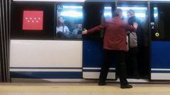 Tras el cierre por obras de la línea 8, el metro de Madrid ha incorporado a la línea 4 la figura de los "empujadores" o "informadores".