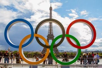 La Torre Eiffel y los cinco aros olímpicos.