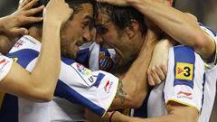 <b>RABIA PERICA. </b>Osvaldo e Iván Alonso, autores de los dos tantos, se abrazan después del 2-1.