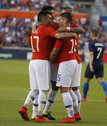 HOUSTON, TEXAS - MARCH 26: Oscar Opazo #15 of Chile celebrates with Gary Medel #17 after scoring in the first half against the USA at BBVA Compass Stadium on March 26, 2019 in Houston, Texas.   Bob Levey/Getty Images/AFP
== FOR NEWSPAPERS, INTERNET, TELCOS & TELEVISION USE ONLY ==