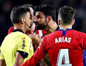 El delantero  del Atlético de Madrid, Diego Costa, protesta una jugada al arbitro Gil Manzano, acción que le ha costado la tarjeta roja al delantero rojiblanco