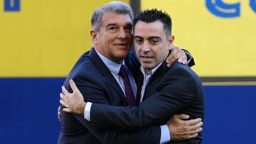 BARCELONA, SPAIN - NOVEMBER 08: New FC Barcelona Head Coach Xavi Hernandez and Joan Laporta, President of FC Barcelona embrace each other during a press conference at Camp Nou on November 08, 2021 in Barcelona, Spain. (Photo by David Ramos/Getty Images)