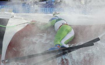 La eslovena Ilka Stuhec choca al llegar a meta en la prueba de descenso de los Mundiales de esquí de St. Moritz.