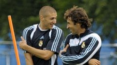 Karim Benzema (L) chats with captain Raul Gonzalez, July 15, 2009. AFP PHOTO/MIGUEL RIOPA