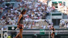 La tenista rusa Daria Kasatkina se lamenta tras un punto durante su partido ante Elina Svitolina en Roland Garros.
