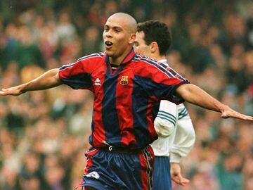 En 1996, Ronaldo firmaba un contrato con el F.C. Barcelona por 8 años, y el club catalán pagaba al PSV 20 millones de dólares. En los meses de verano de 1997, incluso antes de terminarse la temporada de fútbol, Ronaldo dejó el Barcelona con intención de f