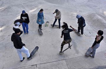 Las integrantes de "ImillaSkate", "imilla" significa "jovencita" en las lenguas originarias aymara y quechua, visten atuendos tradicionales para patinar como símbolo de resistencia.