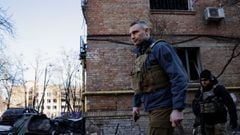 Kyiv Mayor Vitali Klitschko serves at the place where a shell hit a residential building, as Russia&#039;s invasion of Ukraine continues, in Kyiv.