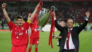 Gerrard and Benítez lifting the Champions League in Istanbul.