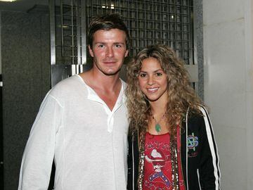Shakira posa con Bechkam en una de las puertas del Bernabéu.