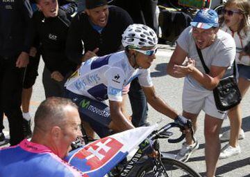 Movistar rider Nairo Quintana of Colombia (C) cycles through the spectators during the 110.5-km (68.6 miles) 20th stage of the 102nd Tour de France cycling race from Modane to Alpe d'Huez in the French Alps mountains, France, July 25, 2015.      REUTERS/Eric Gaillard 