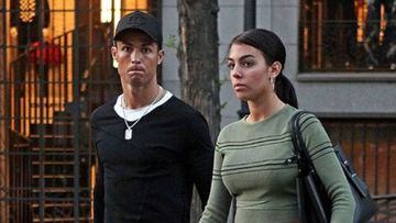 Cristiano Ronaldo y Georgina Rodr&iacute;guez dando un paseo por la calle.