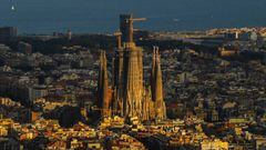 BARCELONA, SPAIN - JULY 18: A view of La Sagrada Familia stands over residential buildings during the first day the new Catalan government recommendations and regulations on the fight against COVID-19 take effect on July 18, 2020 in Barcelona, Spain. The 