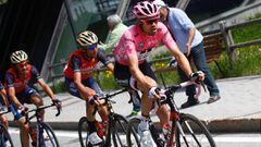 Tom Dumoulin, con la maglia rosa de l&iacute;der, y Vincenzo Nibali ruedan durante la 18&ordf; etapa del Giro de Italia 2017.