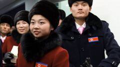 La skater Ryom Tae-ok (i) de Corea del Norte llega junto a la delegaci&oacute;n de Corea del Norte en los Juegos Ol&iacute;mpicos de Invierno de PyeongChang hoy, jueves 01 de febrero de 2018, al Aeropuerto Internacional Yangyang (Corea del Sur).