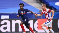 Camavinga nació en un campo de refugiados en Angola, su familia huía de la guerra en el Congo. Cuando tenía 2 años se mudaron a Francia donde creció y se formó como futbolista. En 2019 consiguió la nacionalidad francesa y debutó con la Selección en 2020.
