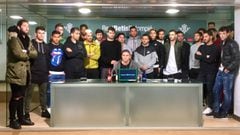 Los jugadores del Betis, en el momento de leer el comunicado de apoyo a Zozulya.