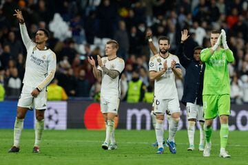 Los jugadores aplauden tras la victoria ante el Nápoles.