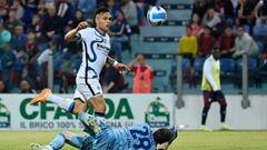 Lautaro Mart&iacute;nez, jugador del Inter de Mil&aacute;n, define por encima del portero para marcar un gol.