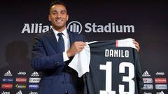 Danilo en su presentaci&oacute;n con la Juventus