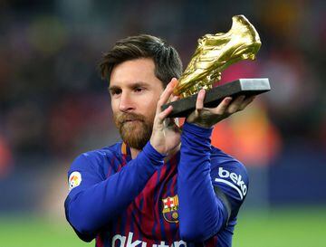 Leo Messi shows off his Golden Shoe award at Camp Nou ahead of the Deportivo game.