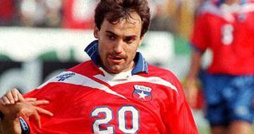 En 1998, Jos&eacute; Luis Sierra participa en la Copa del Mundo de Francia 1998. Con un gol suyo de tiro libre a Camer&uacute;n (1-1), Chile avanza a octavos de final.