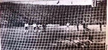 En 1979 Colo Colo y Universidad de Chile definieron por única vez la Copa Chile, que se jugaba bajo el nombre de Copa Polla Gol. 2-1 ganaron los azules con goles de Luis Alberto Ramos y Héctor Hoffens. Descontó Atilio Herrera.