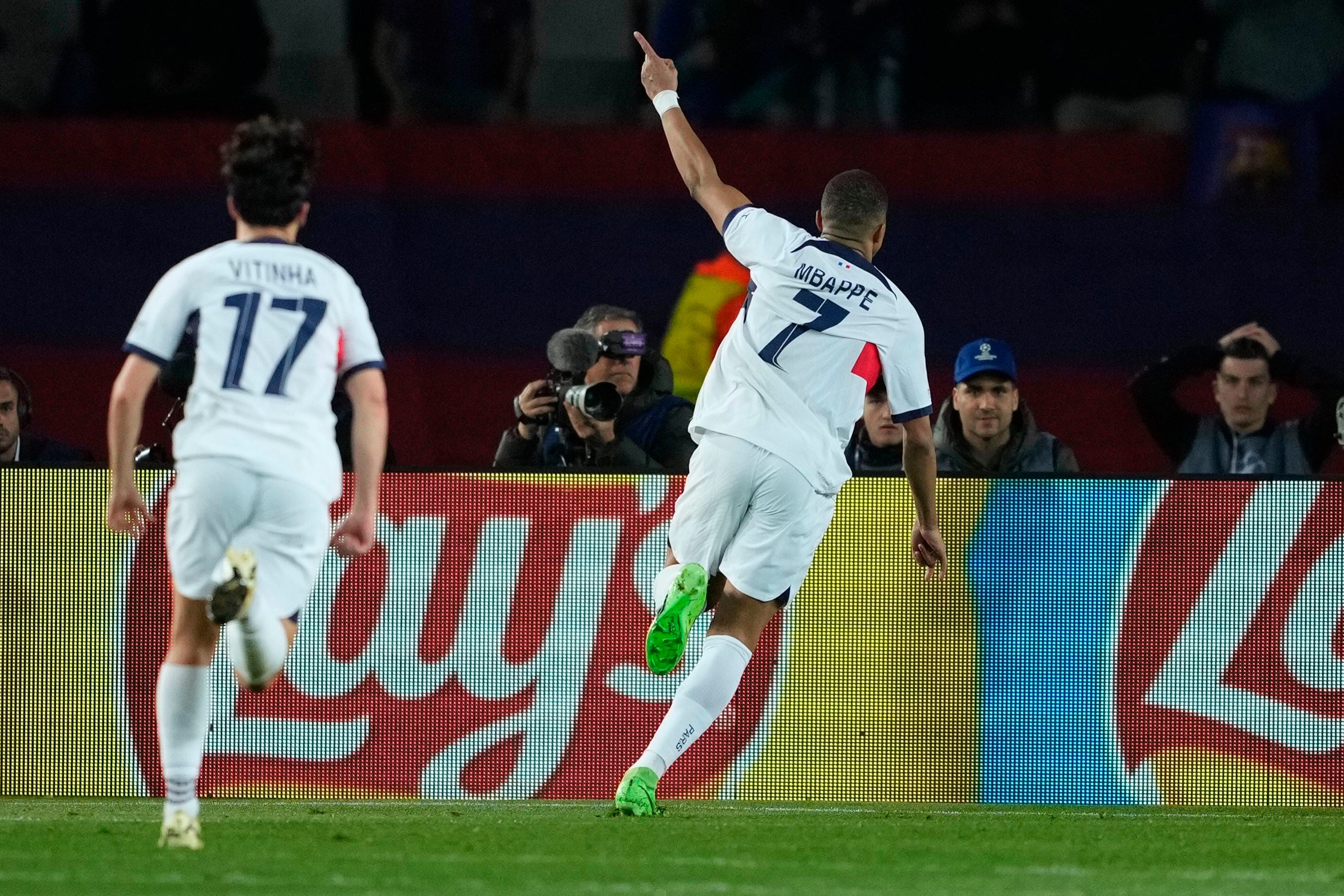 BARCELONA, 16/04/2024.- El delantero del PSG, Kiliam Mbappe, celebra el tercer gol del equipo parisino durante el encuentro correspondiente a la vuelta de los cuartos de final de la Liga de Campeones que FC Barcelona y PSG disputan hoy martes en el Olímpico Lluis Company, en Barcelona. EFE/Alejandro García.
