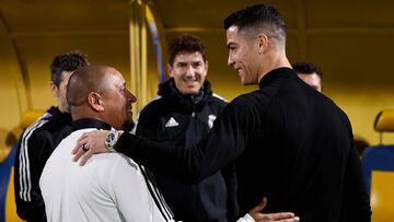 El delantero portugués del Al Nassr FC, Cristiano Ronaldo, saluda a Roberto Carlos. 