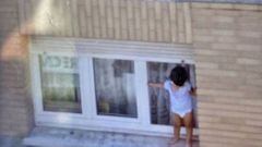 Imagen de un menor de dos años en el alféizar de su vivienda en Gijón. 

Foto (Policía Local de Gijón)