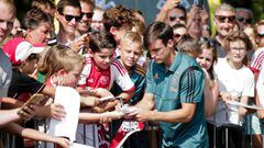 Nicol&aacute;s Tagliafico firma aut&oacute;grafos a unos j&oacute;venes seguidores del Ajax antes de un partido en el Amsterdam Arena.