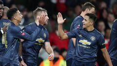Soccer Football -  FA Cup Fourth Round - Arsenal v Manchester United - Emirates Stadium, London, Britain - January 25, 2019   Manchester United&#039;s Jesse Lingard celebrates scoring their second goal with Alexis Sanchez and team mates     REUTERS/Hannah