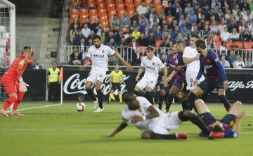 1-0. Ezequiel Garay marcó el primer gol.